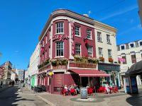 Stadtbummel durch St. Helier mit seinen typischen Cafés 