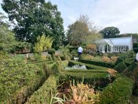der Herr des Garten  und sein Begleiter inspizieren den Garten ...  &ndash; &copy; Marta Rass (Eberhardt TRAVEL)