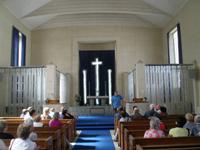 St. Matthews Glass Church Innen, Rudi erklärt. &ndash; &copy; Martin Brützke (Eberhardt TRAVEL)