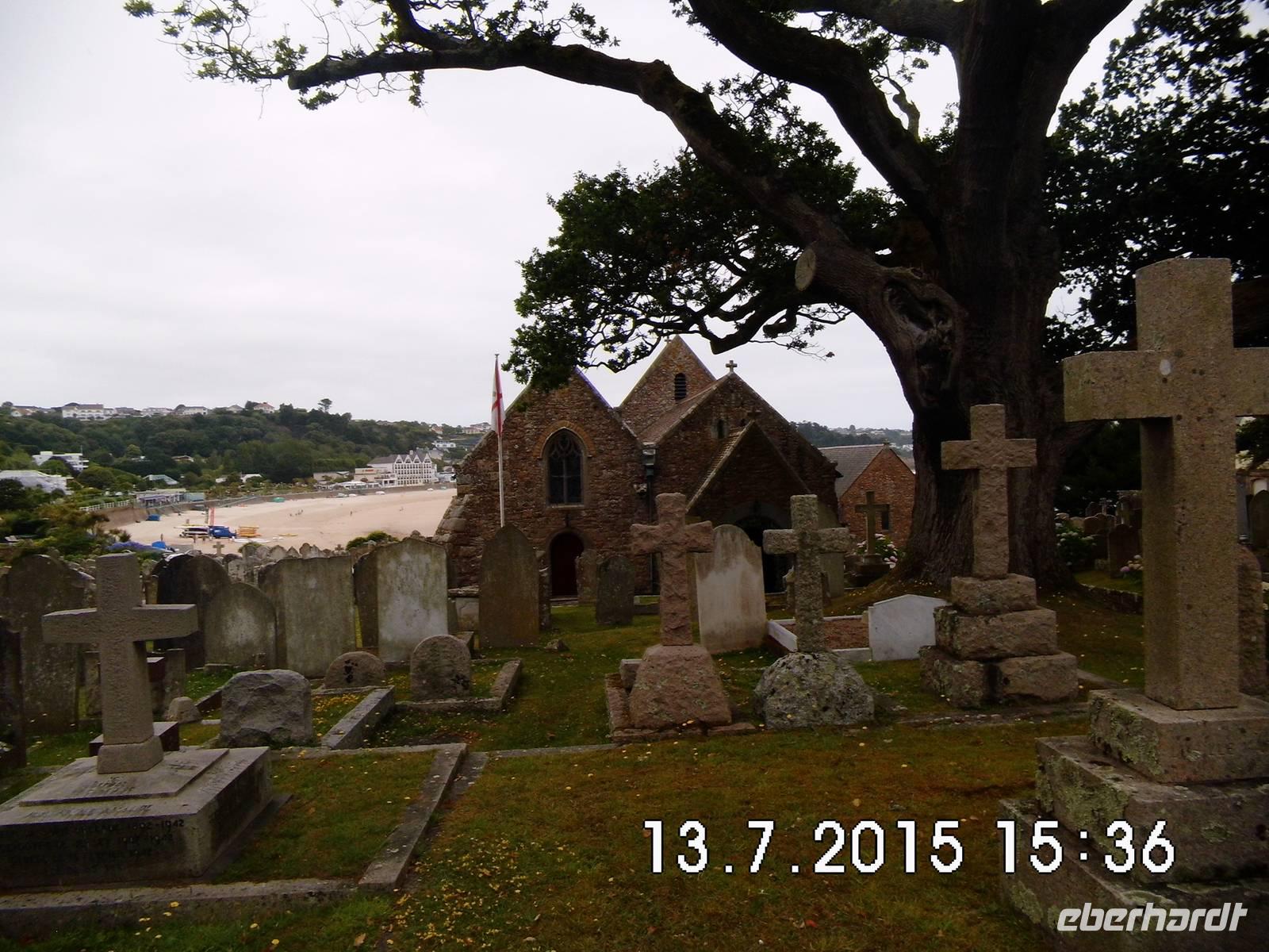 Die Kirche vor dem Hintergrund von St. Brelade &ndash; &copy; Elke Storch (Eberhardt TRAVEL)