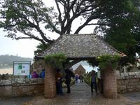 Eingang zur St, Brelade's Parish Church &ndash; &copy; Philipp Schmitz (Eberhardt TRAVEL)