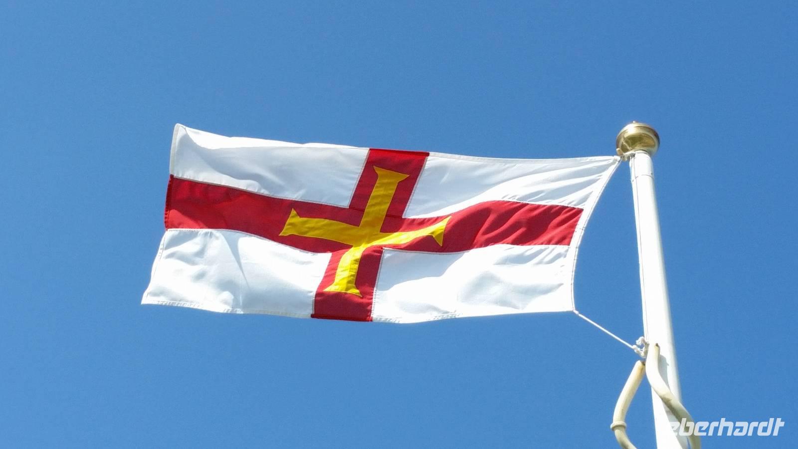 Guernsey Flagge &ndash; &copy; Martin Büchner (Eberhardt TRAVEL)