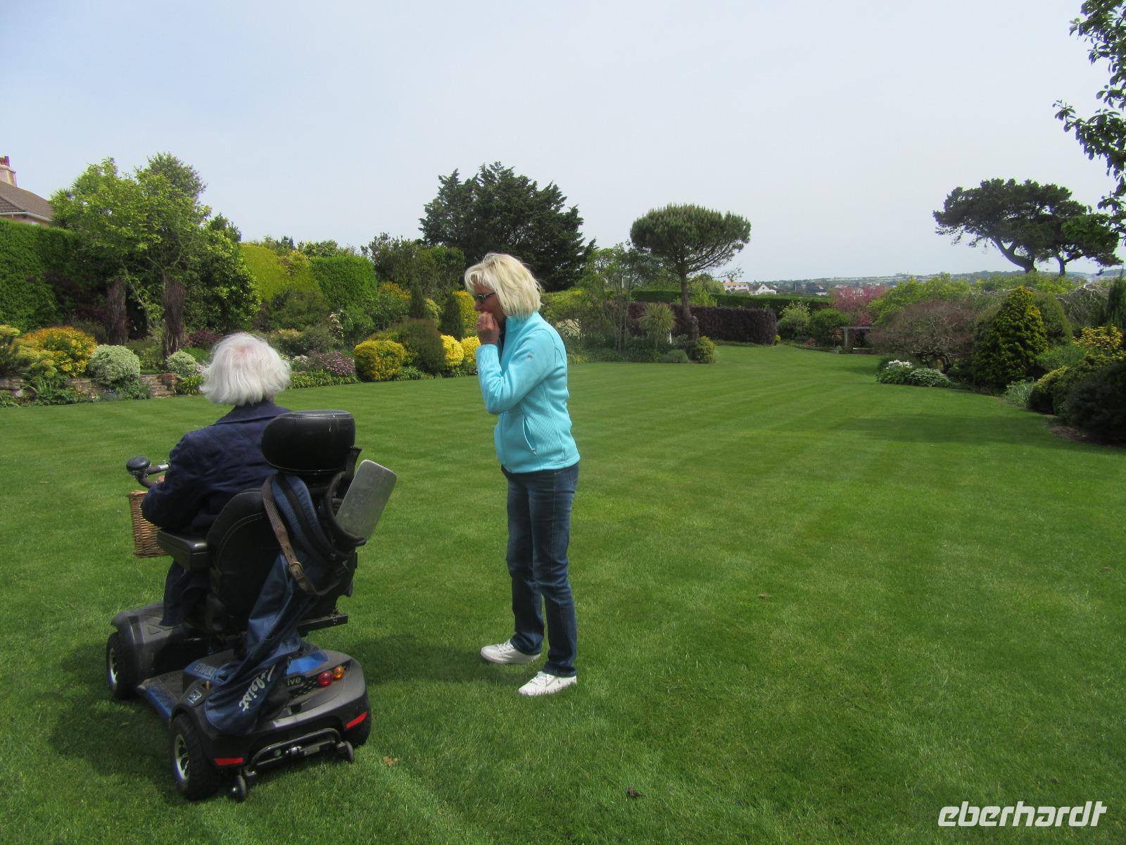 Reiseleiterin Heidi und Mrs Lee ( 90 Jahre) im Gartenmobil &ndash; &copy; Heike Schlosser (Eberhardt TRAVEL)