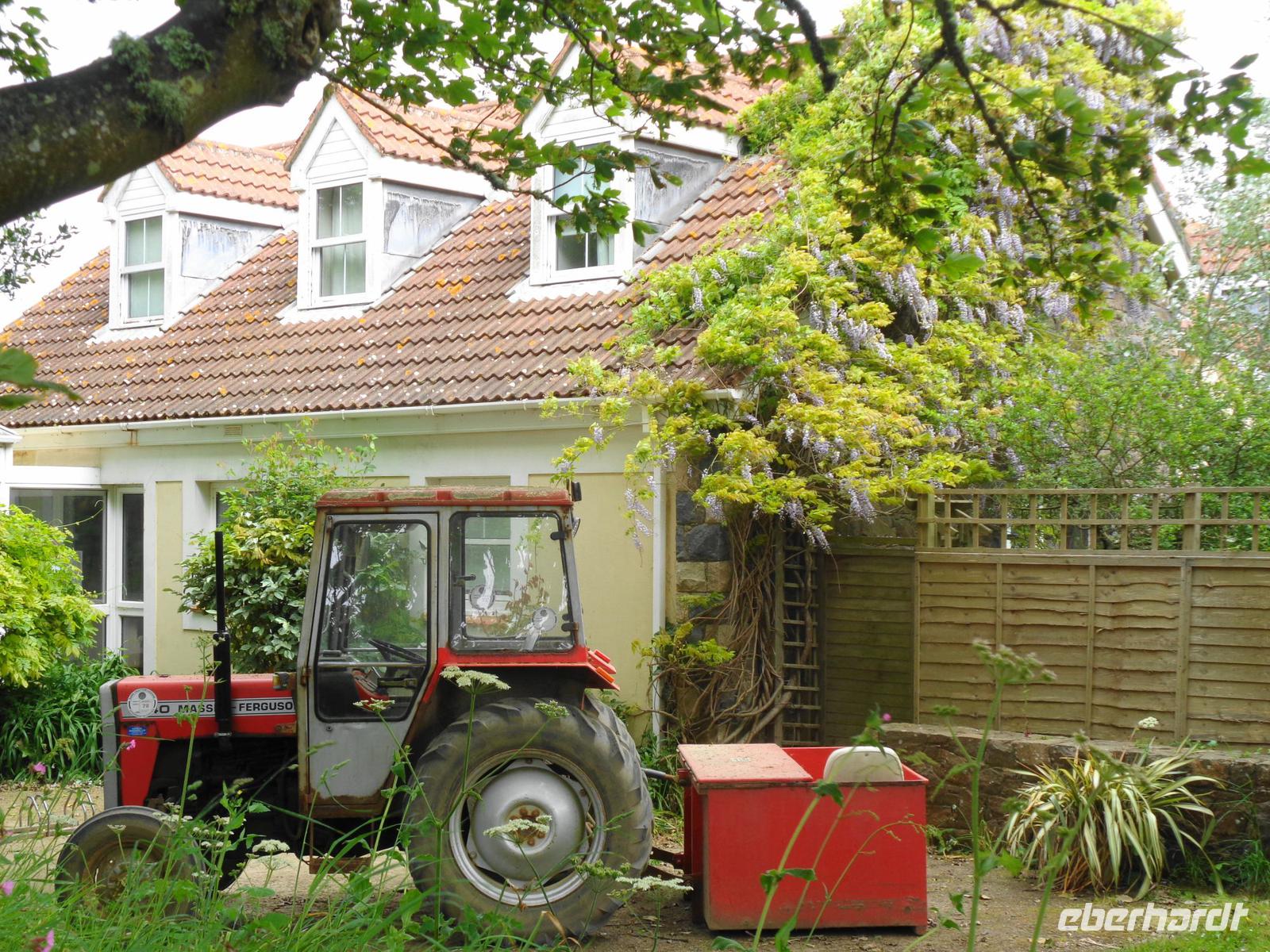 Sark, Arztpraxis und Rettungswagen  &ndash; &copy; Martina Häselbarth (Eberhardt TRAVEL)