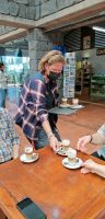 106 Silke serviert Barraquito  &ndash; &copy; Susanne Schirmann (Eberhardt TRAVEL)