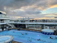 Willkommen an Bord - Abendstimmung auf dem Pooldeck der Mein Schiff 2 &ndash; &copy; Anne Schröder (Eberhardt TRAVEL)