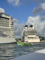 Wir nähern uns den Kreuzfahrtriesen vom Wasser aus &ndash; &copy; Anne Schröder (Eberhardt TRAVEL)