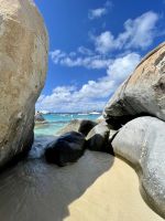 Riesige Granitfelsen umrahmen die beiden Buchten &ndash; &copy; Anne Schröder (Eberhardt TRAVEL)