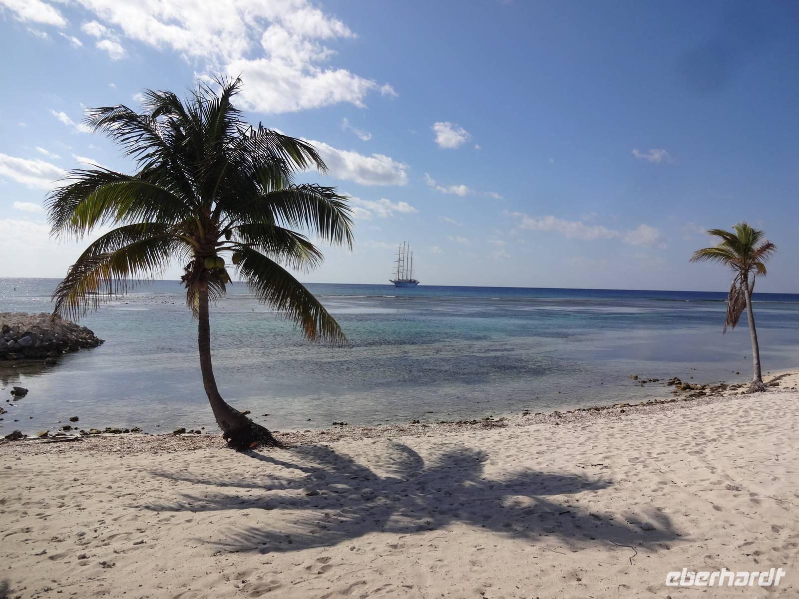 Cayman Brac - Blick vom Strand auf Star Flyer &ndash; &copy; Maria Drewans (Eberhardt TRAVEL)