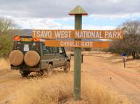 Einfahrt Tsavo West &ndash; &copy; Susanne Schirmann (Eberhardt TRAVEL)