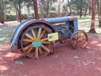 0522 Karen Blixen Museum - Original erhaltener Traktor &ndash; &copy; Annette Weise (Eberhardt TRAVEL)