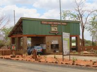 0967 Tsavo-Ost Nationalpark - Kurzer Stopp Eingang Voi Gate &ndash; &copy; Annette Weise (Eberhardt TRAVEL)