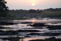 118 wir durchqueren den Fluss &ndash; &copy; Susanne Schirmann (Eberhardt TRAVEL)