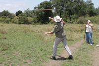 Masai Mara - Speer werfen  &ndash; &copy; Isabel Braksiek (Eberhardt TRAVEL)