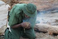 Tsavo Ost Nationalpark - Feuer machen &ndash; &copy; Isabel Braksiek (Eberhardt TRAVEL)