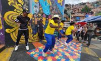 Medellin - Comuna 13 - Tänzer &ndash; &copy; Petra Hady (Eberhardt TRAVEL)