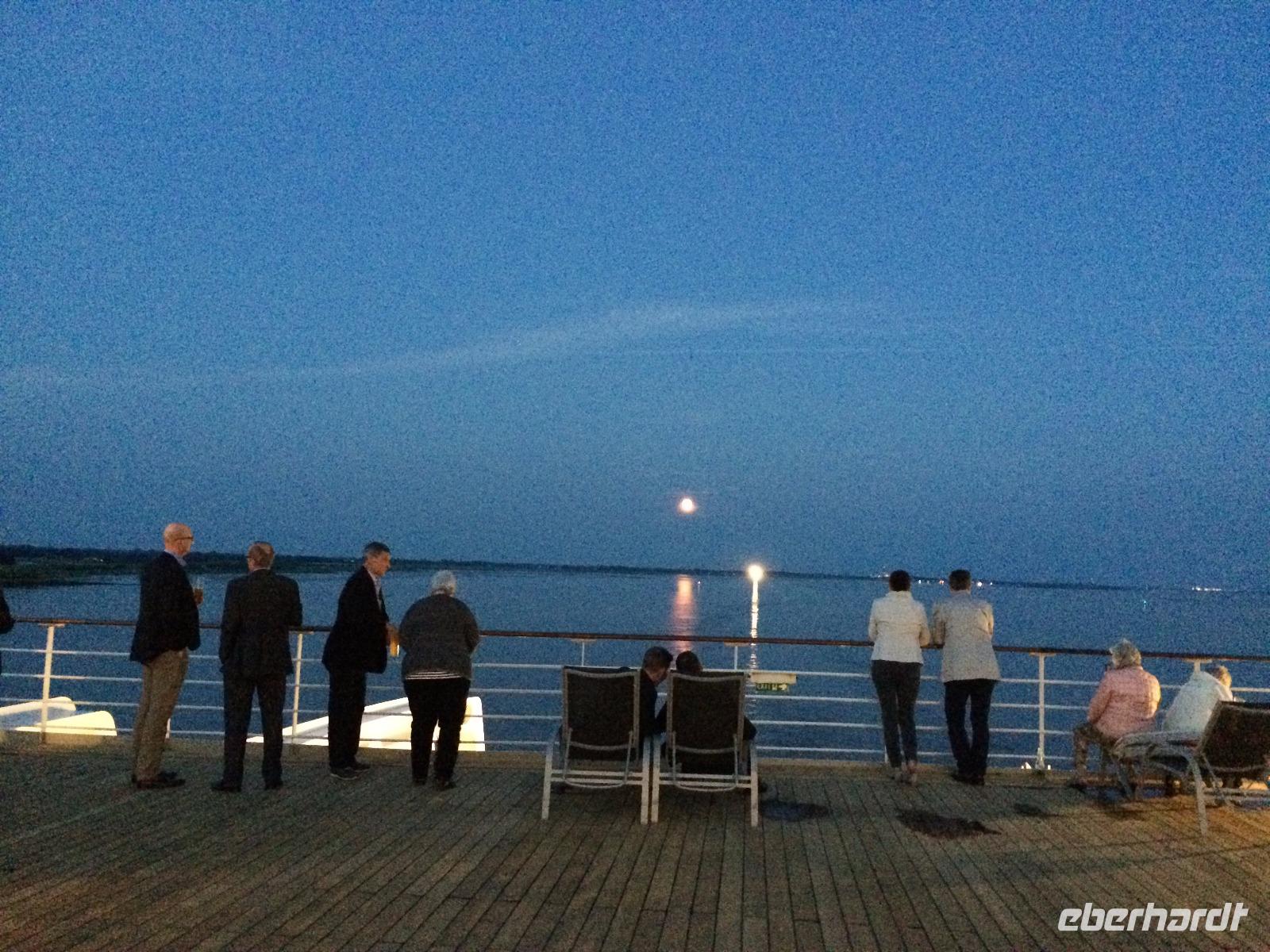 Sonneruntergang an Bord der Queen Mary 2 &ndash; &copy; Ute Hofmann (Eberhardt TRAVEL)