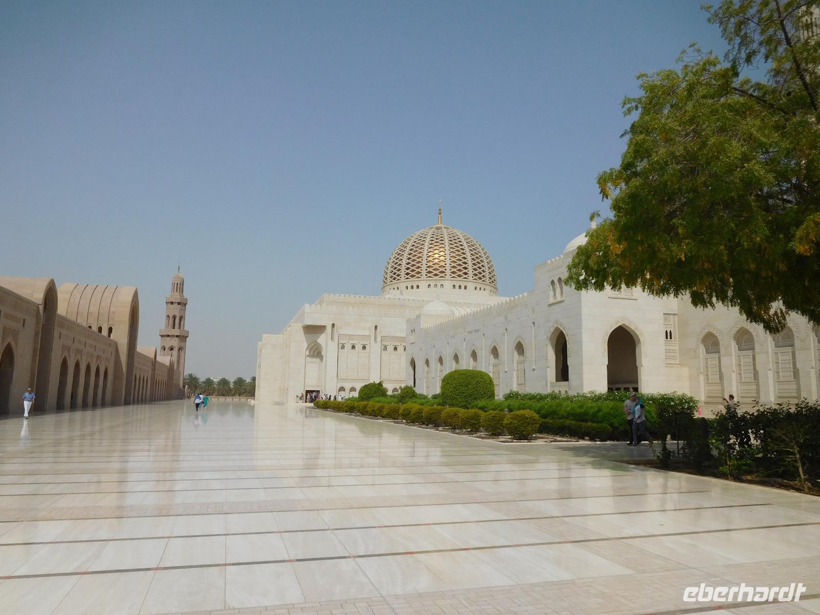 Große Sultan-Qaboos-Moschee Oman &ndash; &copy; Laura Schwanitz (Eberhardt TRAVEL)
