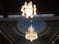 Swarovski Kronleuchter in der Großen Sultan Qaboos Moschee Oman &ndash; &copy; Laura Schwanitz (Eberhardt TRAVEL)