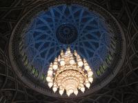 Swarovski Kronleuchter in der Großen Sultan Qaboos Moschee Oman &ndash; &copy; Laura Schwanitz (Eberhardt TRAVEL)