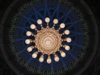 Swarovski Kronleuchter in der Großen Sultan Qaboos Moschee Oman &ndash; &copy; Laura Schwanitz (Eberhardt TRAVEL)