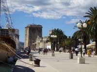 Trogir: Riva mit Festung Karmelengo &ndash; &copy; Inge Bily (Eberhardt TRAVEL)