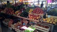Kistenweise Tomaten, Gurken, Zwiebeln, Paprika, Nektarinen und alles was man sich vorstellen kann...  &ndash; &copy; Paula Pollul (Eberhardt TRAVEL)