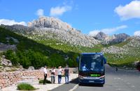 346 Unser Reisebus unter dem Heiligen Berg &ndash; &copy; Konrad Füssel (Eberhardt TRAVEL)