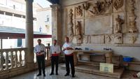 096 Trogir, Loggia mit Klappa-Gesangsgruppe &ndash; &copy; Konrad Füssel (Eberhardt TRAVEL)