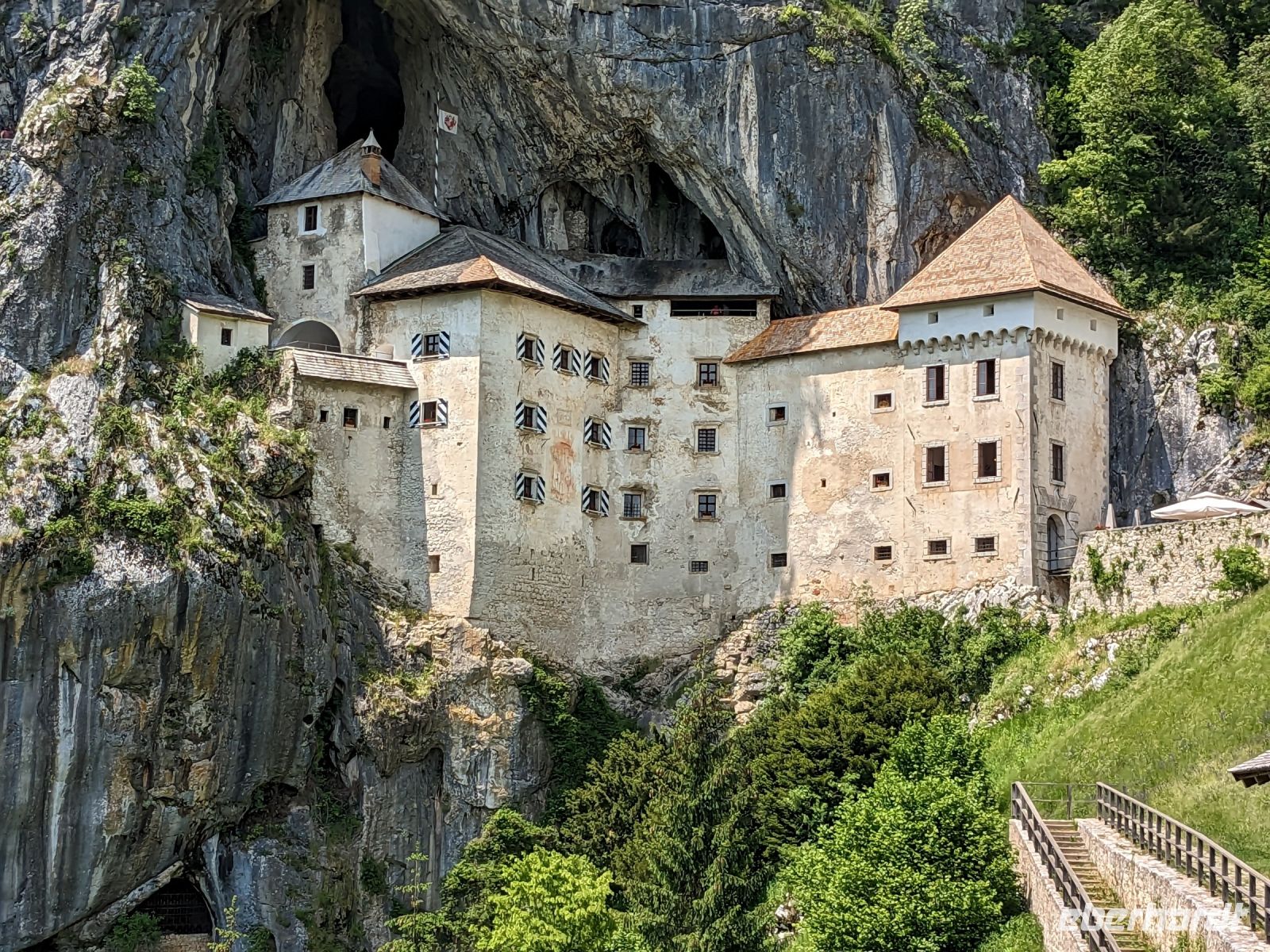Predjamski Grad, Europas einzige Höhlenburg &ndash; &copy; Dr. Michael Krause (Eberhardt TRAVEL)