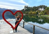 Reiseleiterin Simone am Bleder See &ndash; &copy; Simone Willner (Eberhardt TRAVEL)