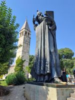 Bischof Gregor von Nin und Glockenturm St. Arnirius, Split, Kroatien &ndash; &copy; Saskia Pinnow (Eberhardt TRAVEL)