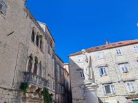 Ćipiko-Palast und Statue des Hl. Johannes, Trogir, Kroatien &ndash; &copy; Saskia Pinnow (Eberhardt TRAVEL)