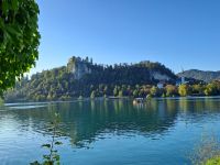 Bledersee mit Burg und Kirche Hl. Martin, Bled, Slowenien &ndash; &copy; Saskia Pinnow (Eberhardt TRAVEL)