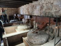Veronika zeigt uns die Wassermühle &ndash; &copy; Wolfgang Eckert (Eberhardt TRAVEL)