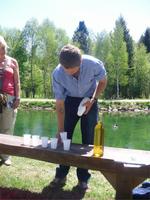 RL Marko gibt Honigschnaps aus &ndash; &copy; Ingrid Langer (Eberhardt TRAVEL)