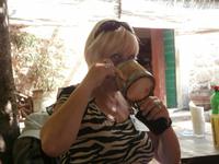 RL Ingrid verkostet Wein &ndash; &copy; Ingrid Langer (Eberhardt TRAVEL)