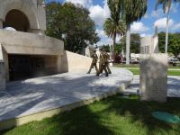 Wachablösung auf dem Friedhof in Santiago de Cuba &ndash; &copy; Elke Knappe (Eberhardt TRAVEL)