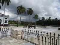 Friedhof Santa Ifigenia in Santiago de Cuba-Wachablösung &ndash; &copy; Elke Knappe (Eberhardt TRAVEL)