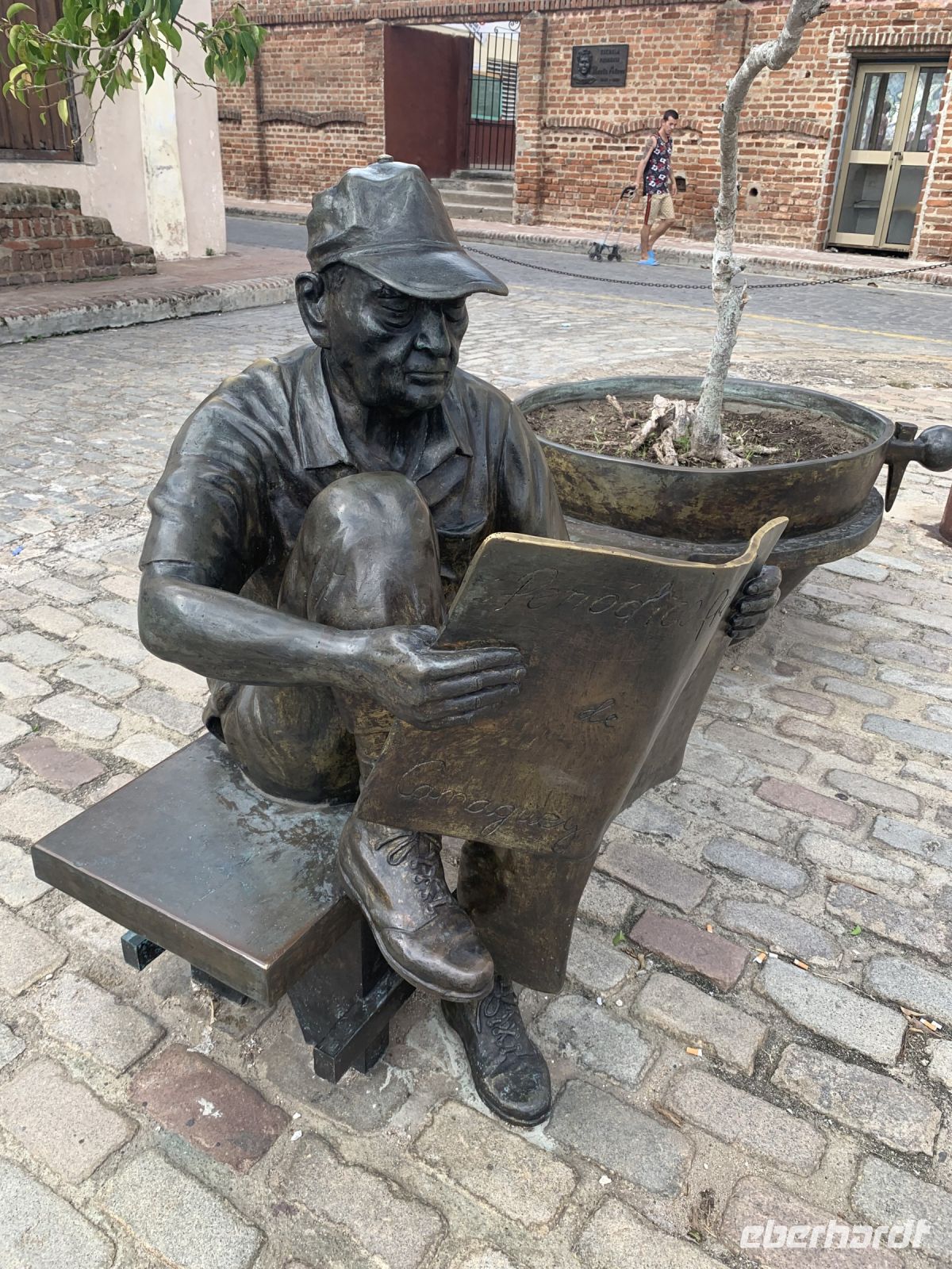 Der Zeitungsleser &ndash; &copy; Elke Knappe (Eberhardt TRAVEL)