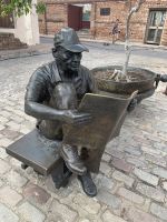 Der Zeitungsleser &ndash; &copy; Elke Knappe (Eberhardt TRAVEL)