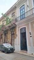 Vergleich: Unser Hostal und das unrenovierte Nebengebäude