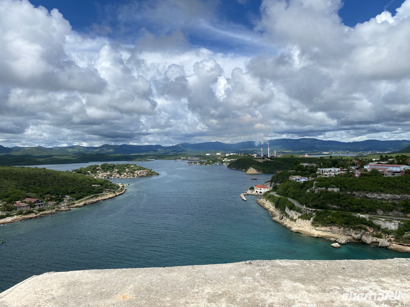 Am Ende der Bucht befinden sich die Stadtwerke von Santiago de Cuba &ndash; &copy; Elke Knappe (Eberhardt TRAVEL)