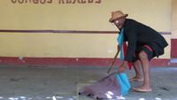0664 Trinidad - Pause in einer Bar - Afrokubanische Folklore &ndash; &copy; Annette Weise (Eberhardt TRAVEL)