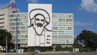 1050 Havanna - Oldtimerrundfahrt Platz der Revolution - Camilio Cienfuegos &ndash; &copy; Annette Weise (Eberhardt TRAVEL)