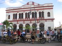 Camagüey - Stadtrundfahrt per Bici-Taxi - Stopp vor dem Theater &ndash; &copy; Annette Zocher (Eberhardt TRAVEL)