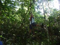 unser Naturguide als Tarzan  &ndash; &copy; Elisabeth Fox-Maerki (Eberhardt TRAVEL)