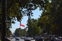Santiago de Chile - Staatsflagge und Fernsehturm &ndash; &copy; Andreas Wolfsteller (Eberhardt TRAVEL)