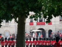 Trooping the Colour: Zur Nationalhymne steht selbst der König... hat da jemand God save the Queen gesungen? &ndash; &copy; Andreas Böcker (Eberhardt TRAVEL)