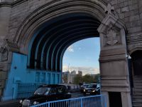 Der Tower gesehen durch einen Durchfahrtsbogen der Tower Bridge